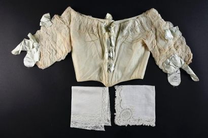 null Un corsage en soie et deux mouchoirs en dentelle et, 2e moitié du XIXe siècle.
Un...