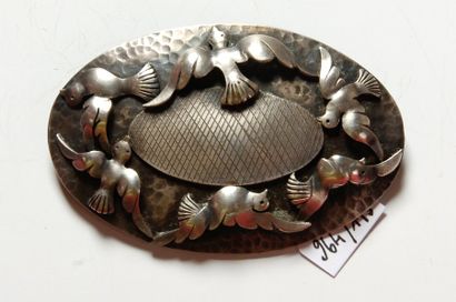TRAVAIL FRANÇAIS - (années 1940) Broche ovale en métal blanc noirci martelé à décor...