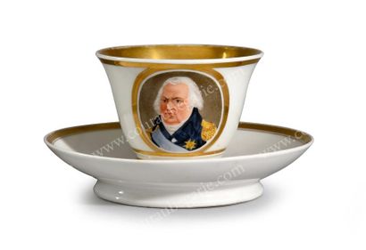 null LOUIS XVIII, roi de France (1755-1824).
Tasse à thé en porcelaine blanche, avec...