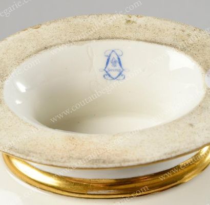 null LOUIS XVIII, roi de France (1755-1824).
Grande saucière en porcelaine, à décor...