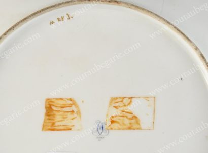 null SERVICE DES BALS
POUR LES ROIS LOUIS XVIII ET CHARLES X.
Ensemble de trois assiettes...