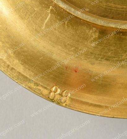 null BOUGEOIR À MAIN PROVENANT DU CHÂTEAU DE MEUDON.
En bronze doré, à décor d'une...
