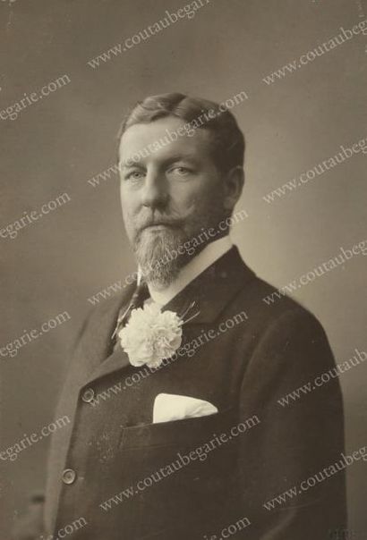 null PHILIPPE VIII, duc d'Orléans (1869-1926).
Ensemble de trois portraits photographiques:...