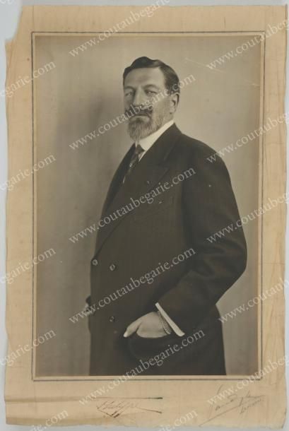 null PHILIPPE VIII, duc d'Orléans (1869-1926).
Portrait photographique signé Koller...