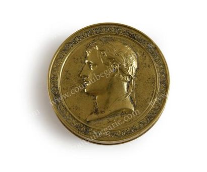 ANDRIEUX Jean-Bertrand (1761-1822) Boîte commémorative de forme ronde en bronze doré,...