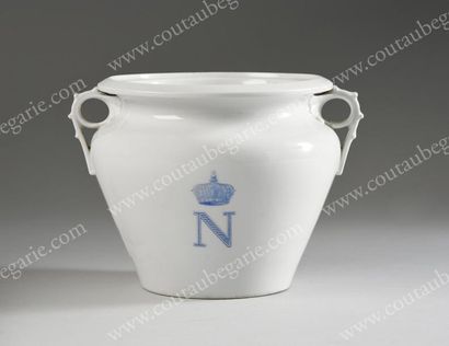 null SERVICE DES OFFICES
POUR LA TABLE DE L'EMPEREUR NAPOLÉON III.
Sucrier en porcelaine...