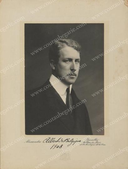 null ALBERT Ier, roi de Belgique (1875-1934).
Portrait photographique signé Alexandre...