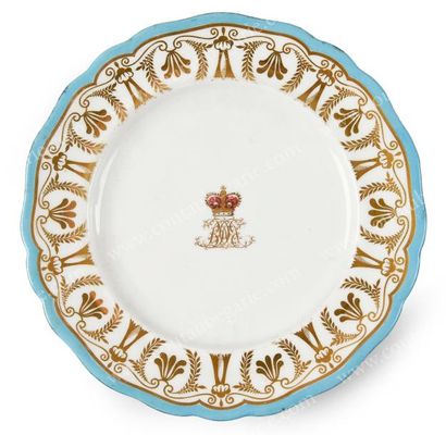 MAISON ROYALE DE GRANDE-BRETAGNE Belle assiette plate en porcelaine, à décor central...