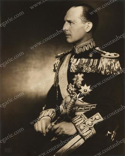 null GEORGES II, roi de Grèce (1890-1947).
Portrait photographique N&B, signé Nelly's...