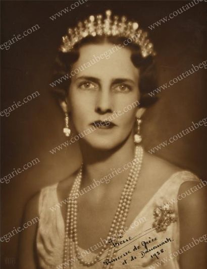 null IRÈNE, princesse de Grèce (1904-1947).
Portrait photographique N&B, signé Nelly's...