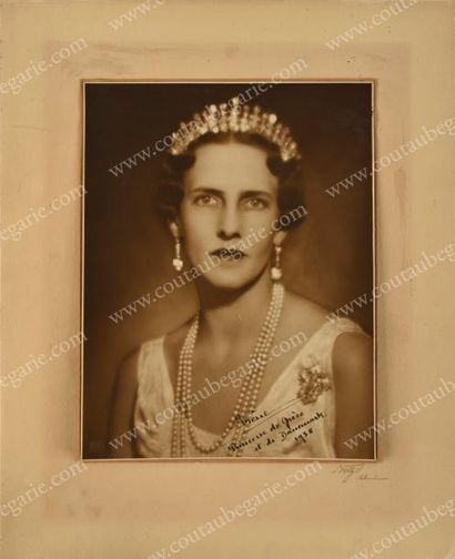 null IRÈNE, princesse de Grèce (1904-1947).
Portrait photographique N&B, signé Nelly's...