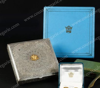 MAISON IMPÉRIALE D'IRAN Coffret en argent de forme carrée, à décor finement ciselé...