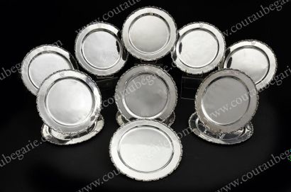 MAISON IMPÉRIALE D'IRAN Ensemble de douze assiettes en argent, de forme ronde, gravées...
