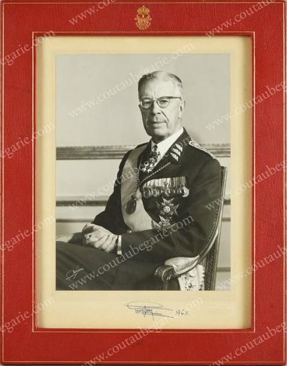 null GUSTAVE VI ADOLPHE, roi de Suède (1882-1973).
Portrait photographique le représentant...