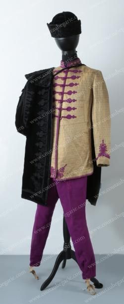 null COSTUME HONGROIS DE GALA.
Composé d'une veste tissée en fils d'or à motif floral,...