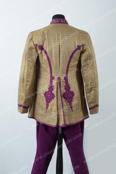 null COSTUME HONGROIS DE GALA.
Composé d'une veste tissée en fils d'or à motif floral,...