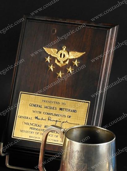 null ENSEMBLE.
Comprenant une plaque de distinction remise par l'amiral Prapat Krisnachan,...