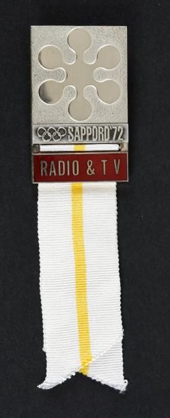 null Badge officiel. «Radio-TV». En bronze argenté.
Dim. 37x59 mm. Avec son ruban....