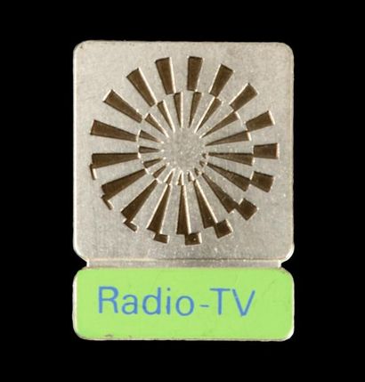 null Badge. «Radio-TV». En métal argenté.
Dim. 25x35 mm. Etat neuf. Official badge...