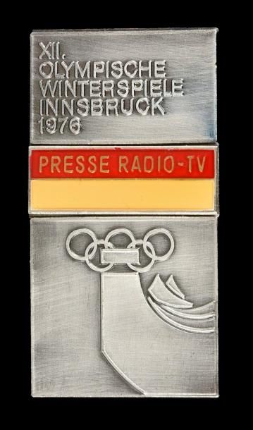 null Badge officiel. «Presse Radio-TV». En bronze argenté. Dim 30x58 mm. Official...