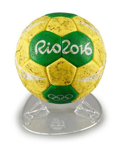 null Ballon utilisé lors de la rencontre entre l'équipe de France de Handball et...