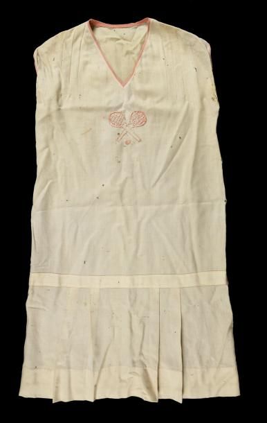 null Ancienne tenue de tennis. Circa 1900 comportant une robe brodée de raquettes...