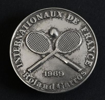 null Badge des Internationaux de France 1969 à Roland Garros. Vainqueur Rod Laver....