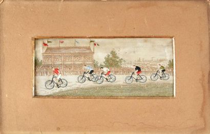null Broderie sur soie. «Course cycliste». Circa 1900.
Dim. 6x14 cm. Etat d'usag...