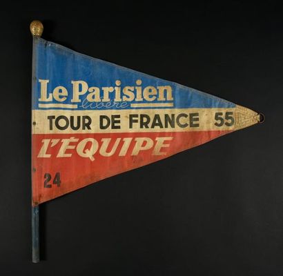 null Fanion officiel de voiture sur le Tour de France 1955 ayant vu la 3ème victoire...