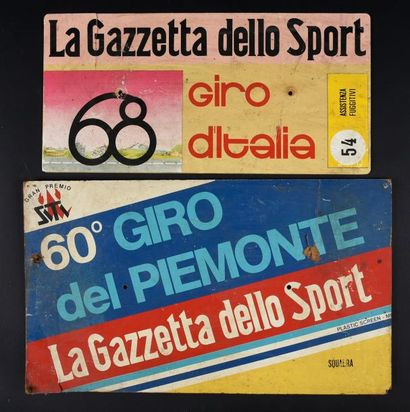 null Ensemble de 2 plaques véhicule du Tour d'Italie. 1977 et 1985 remportée par...