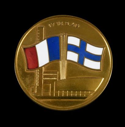 null Trophée et médaille d'or remportés par Alain Mimoun lors du match Finlande-France...