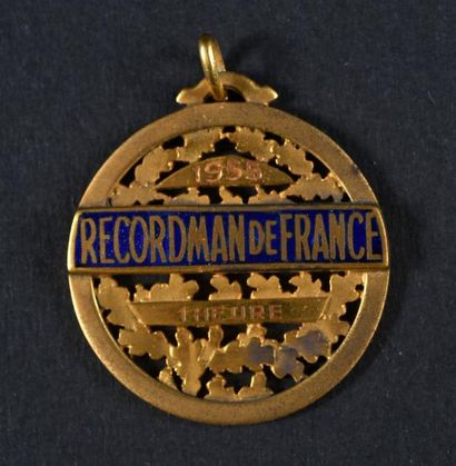 null Médaille de Recordman de France de l'heure en 1955 avec une distance de 19 km...