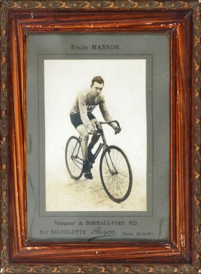 null Photo d'Emile Masson. Vainqueur de Bordeaux-Paris 1923 sur bicyclette Alcyon.
Dimensions...