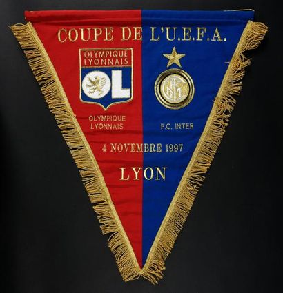 null Fanion officiel de la rencontre de Coupe de l'UEFA entre l'Olympique Lyonnais...