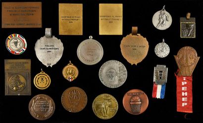 null Ensemble de 18 médailles et badges dont les Championnats d'Europe 1965-1968-1971-1973...