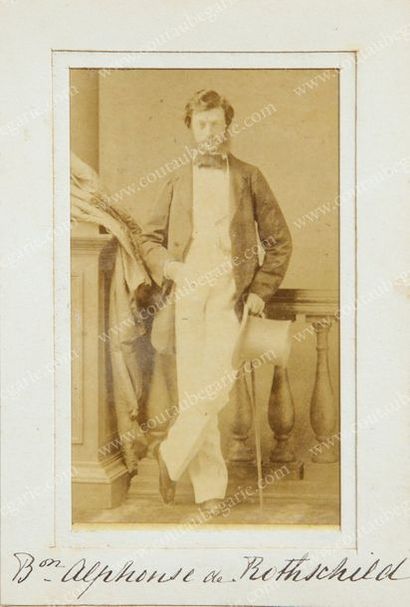 MAISON ROTHSCHILD 
Petit album contenant vingt-quatre portraits photographiques,...