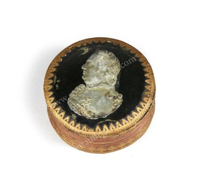 null LOUIS XVI, roi de France (1754-1793).
Petite boîte ronde en carton ornée sur...
