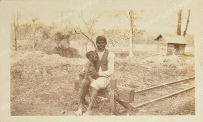 MAISON POLIGNAC 
Grand album en cuir bleu contenant 153 portraits photographiques...