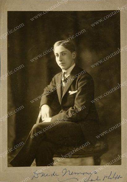 null CHARLES-PHILIPPE, prince d'Orléans, duc de Nemours (1905-1970).
Portrait photographique...