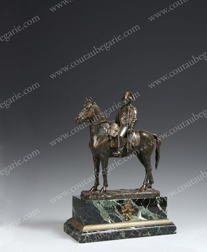 PINEDO Emile (1840-1916) 
L'empereur Napoléon Ier à cheval.
Bronze équestre à patine...