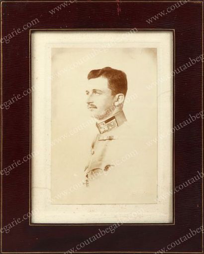 null CHARLES, empereur d'Autriche (1887-1922).
Portrait photographique signé Adèle...