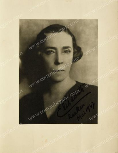 null ÉLISABETH, reine des Belges, née duchesse en Bavière (1876-1965).
Portrait photographique...