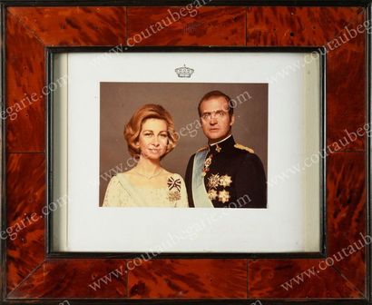 null ALFONSO, prince de Bourbon (1936-1989).
Portrait photographique couleur le représentant...
