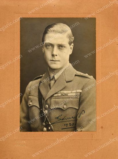 null ÉDOUARD VIII, roi de Grande-Bretagne (1894-1972).
Portrait photographique ancien...
