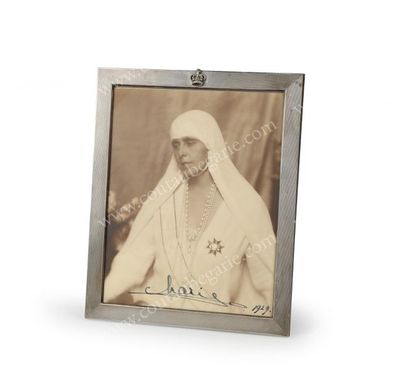 null MARIE, reine de Roumanie (1875-1938).
Portrait photographique ancien signé Julietta...