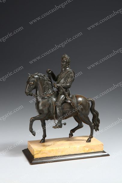 École Française du XIXe siècle 
Le roi Henri IV en armure sur son cheval.
Bronze...