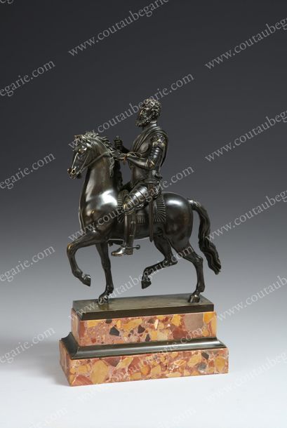 École Française du XIXe siècle 
Le roi Henri IV en armure sur son cheval.
Bronze...