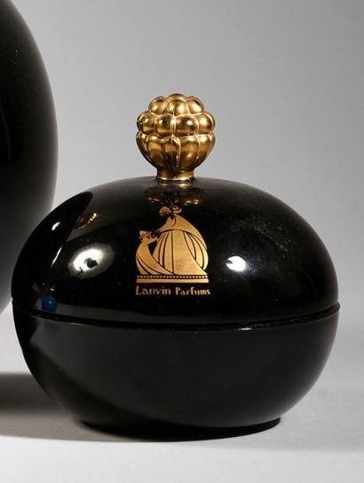 Lanvin parfums (années 1990) 
Poudrier de coiffeuse en verre opaque noir pressé moulé,...