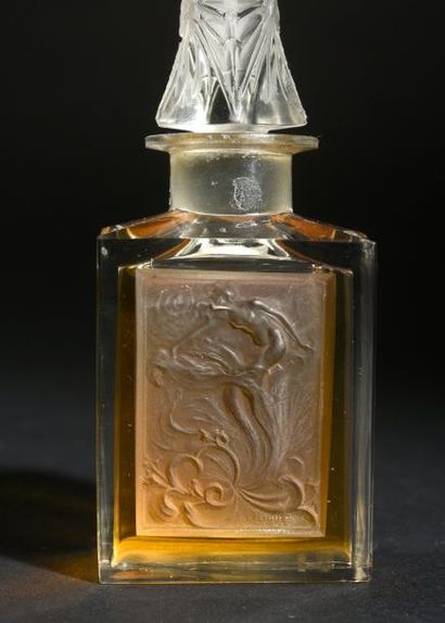 Coty «L'Effleurt» - (années 1910)
Flacon en verre incolore pressé moulé de section...