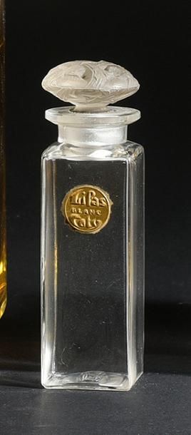 Coty «Lilas Blanc» - (années 1920)
Flacon en verre incolore pressé moulé de section...